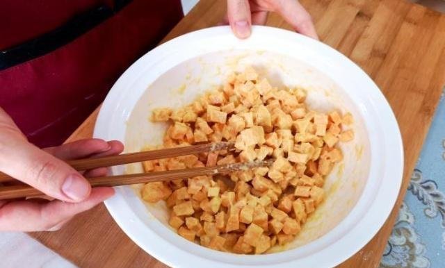 好吃|红薯最解馋的特色做法,加个鸡蛋,简单一做,比拔丝地瓜还好吃