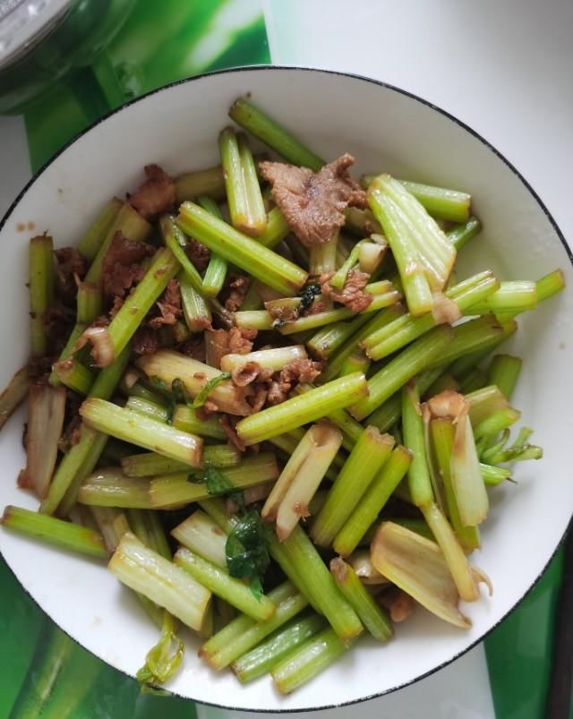 吃晚饭|今晚做了三个菜,为了减肥从不吃晚饭的糖糖却破戒了!