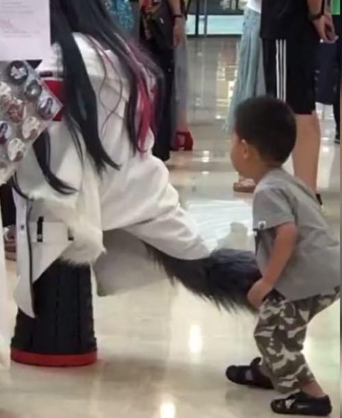  商场|男孩在商场对一条“尾巴”耿耿于怀，摸了又摸的举动太可爱：懵了
