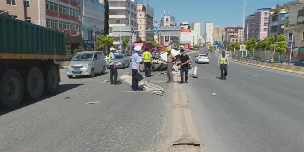  金山|金山大桥一小轿车撞倒护栏后翻车，所幸事故未造成人员伤亡