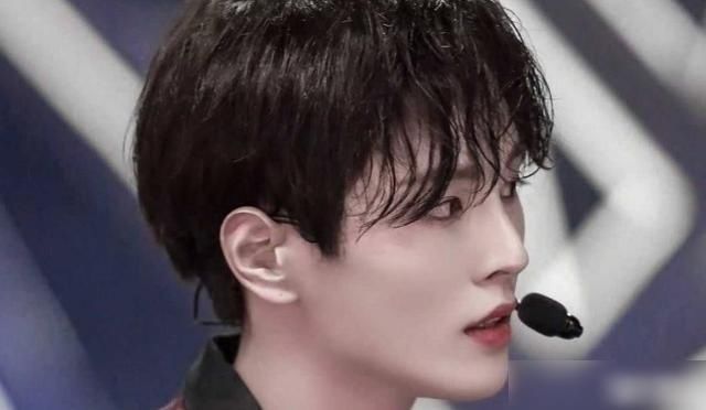  实锤|再添实锤！情难自控李汶翰搂易易紫脖子，亲密互动上演“车咚”