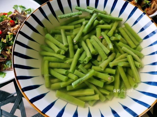 营养|一家四口的晚餐,妈妈做了三菜一汤,简单营养味美,家人吃着开心