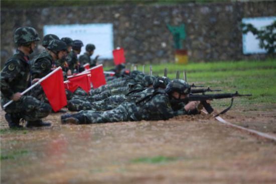 实弹射击|武警官兵雨中进行实弹射击考核