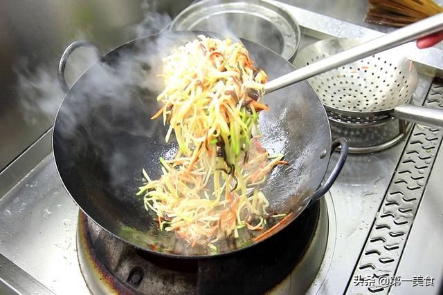  少不了|这3样素菜一起炒，三伏天少不了！一盘才2块，脆爽开胃、消暑润燥