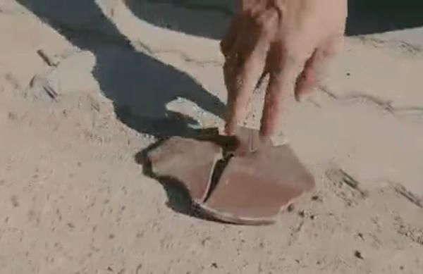  高空|高空落下一个砂锅盖，楼下三辆车不同程度受损，其中一辆挡风玻璃被砸个大窟窿