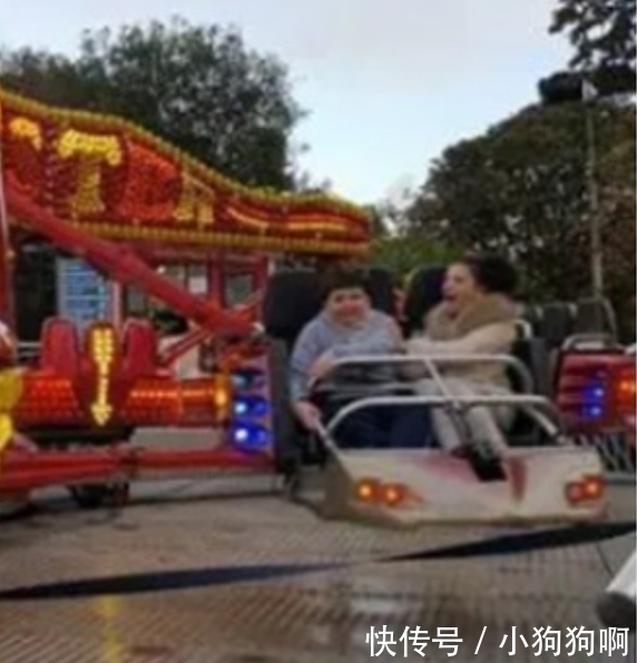  游乐|父亲目睹女子从游乐船喷射出击中儿子，地上被血水覆盖，游客全傻