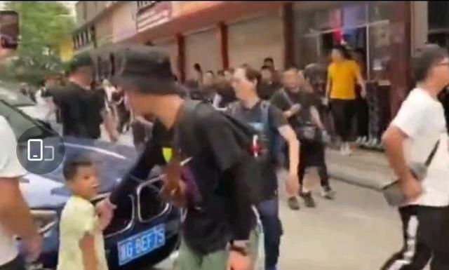  人员|鹿晗邓超陈赫录制新综艺《哈哈哈哈哈》，安保人员驱赶路人惹争议