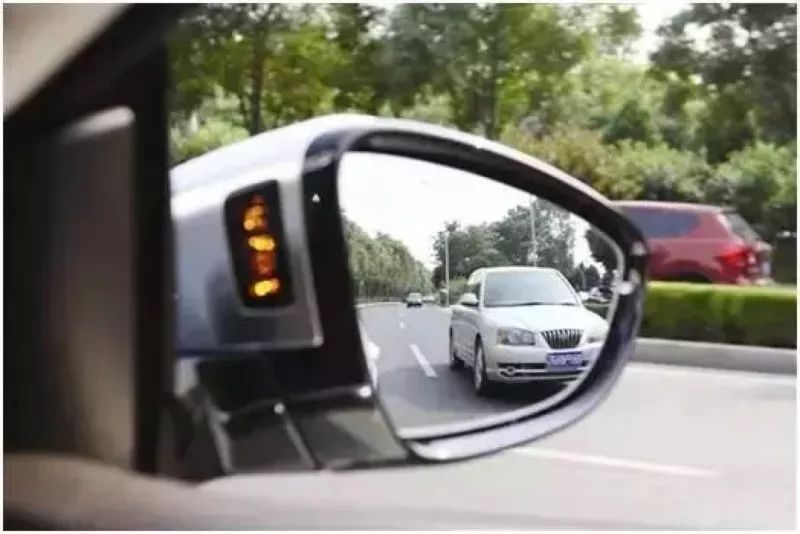  开车|压实线强行变道被举报，扣3分罚款200元，以后开车别再这么“随意”了！