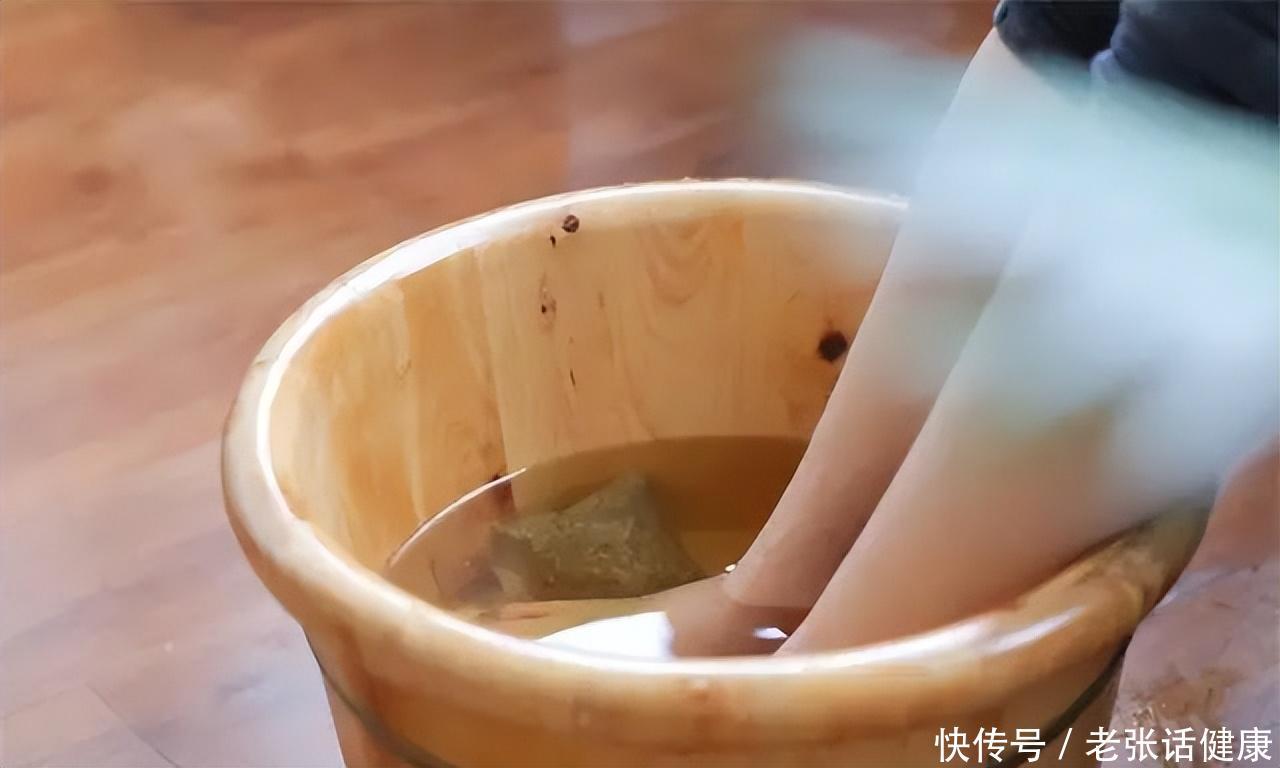 三伏天泡脚祛湿寒最快的好方法(三伏天泡脚，祛湿散寒好处多，但有5个细节别忽视，早做了解)