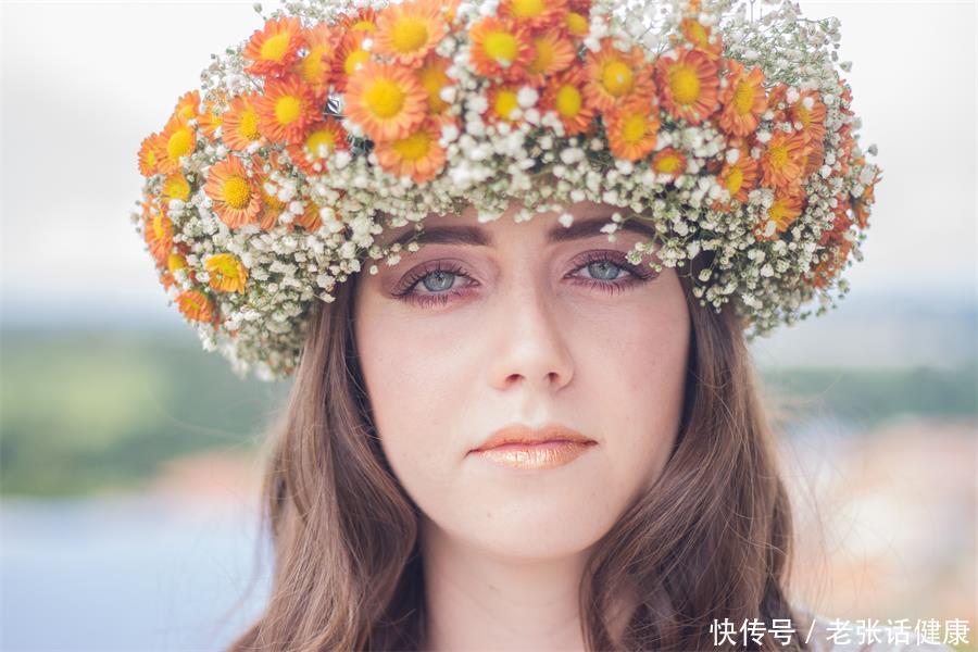 女性4件事若能坚持做60岁也不显老(女人不想老太快，睡前不妨做好四件事，或能助你延缓衰老显年轻)