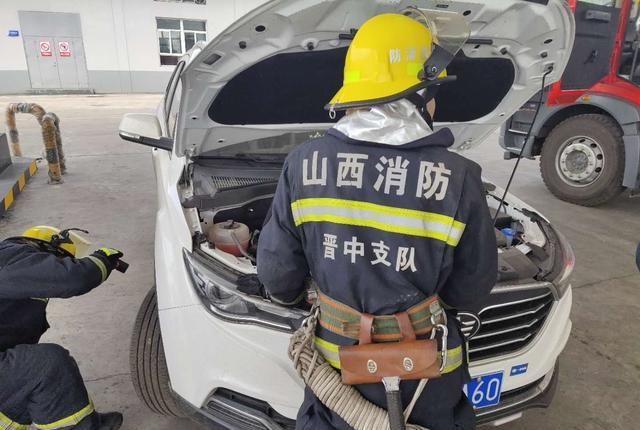  消防员|一条蛇“赖”在汽车轮毂里 消防员拆轮胎将其“请”出