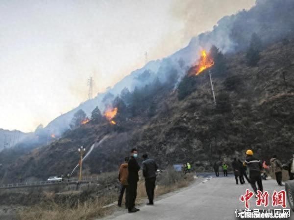 直击四川雅江森林火灾现场：火线在风中蔓延 救援力量彻夜扑救