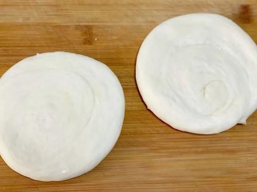  不腻|两片饼子夹着肉，酱汁外溢，爽而不腻