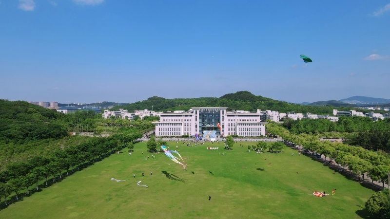 组图：大学生手绘纸鸢 传承非遗文化