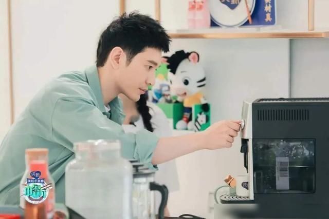  黄晓明|黄晓明离开《中餐厅》，刘宇宁接力上阵，直言工作太轻松