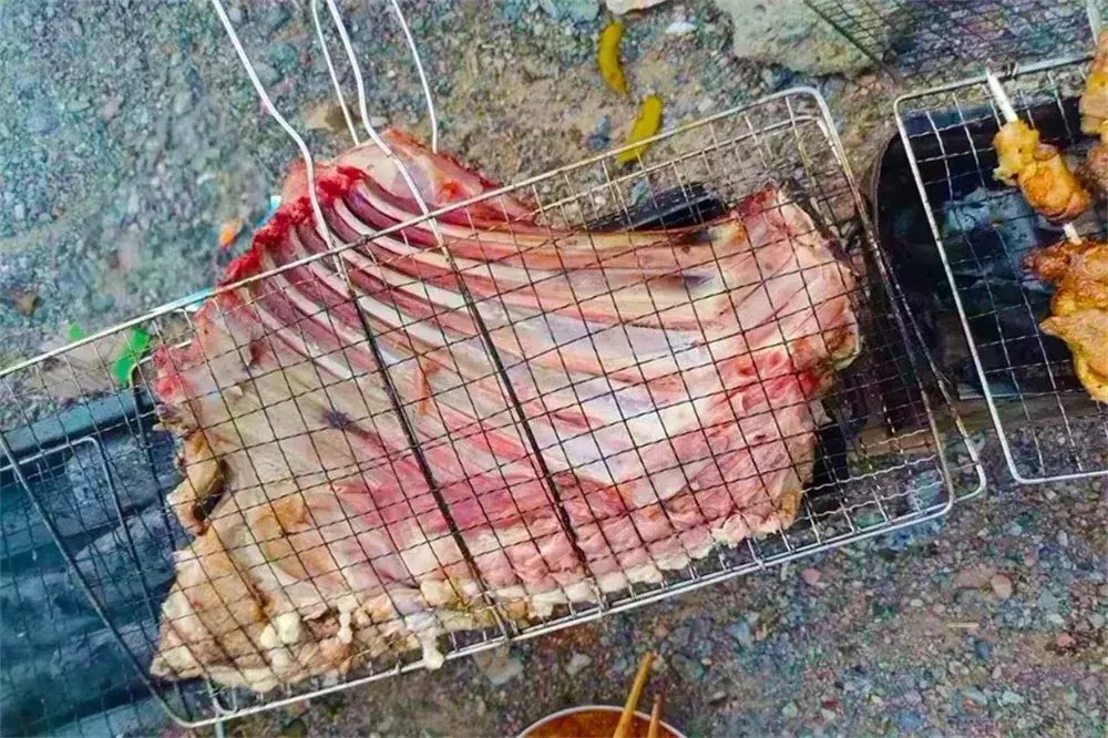 羡慕|解放军野外驻训伙食怎么样?小龙虾、烤全羊随便造!能羡慕死印军