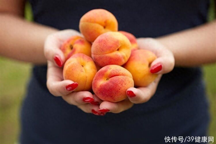 女人老是用左手有什么坏处(经常自己“用手”的女人，可能会遭受这3大伤害，越早知道越好)