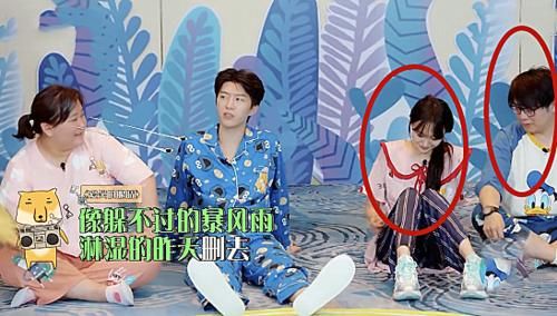  节目|郑爽节目中玩游戏，看到她下意识的动作，有没有剧本很明显