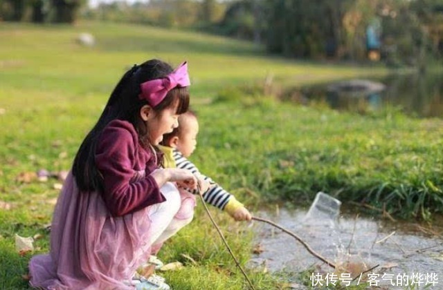 老大|女儿问“我和弟弟谁棒？”妈妈的回答显高情商，二胎家庭学着点