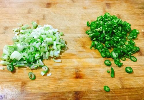 麻辣|西瓜皮您会吃吗?教您一道不花钱的开胃小菜,麻辣鲜香,超下饭