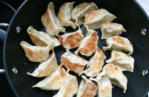  外酥|做煎饺时不要直接下锅煎，多加一步，不出水不破皮，外酥里嫩