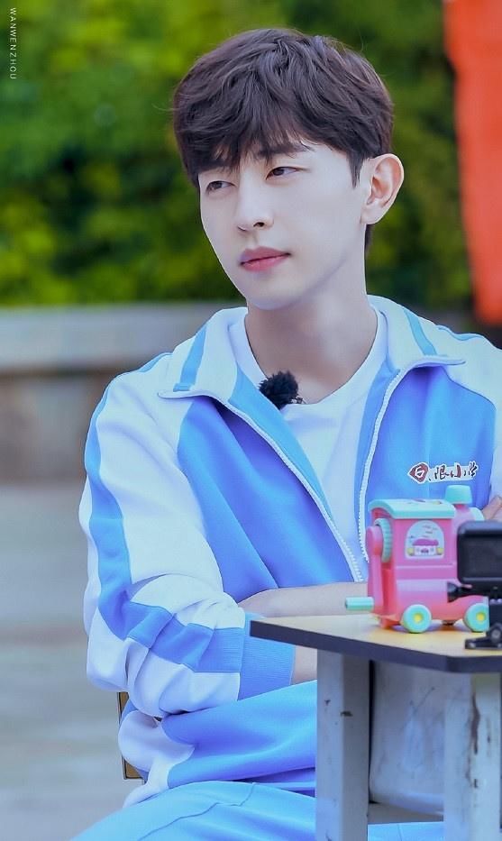 丁禹兮|10位男星穿校服!《以家人之名》宋威龙、罗云熙、丁禹兮都是顶级校园男神