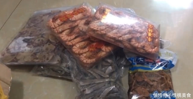 挺多|女子在拼多多上买“海鲜干货”,花了300元,开箱后:没发错?