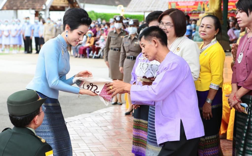 泰国|泰国国王有福气，王后和贵妃不再争风吃醋，齐心协力辅助他