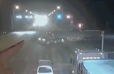  路边店面|凌晨2点上演惊心一幕！车被撞的面目全非