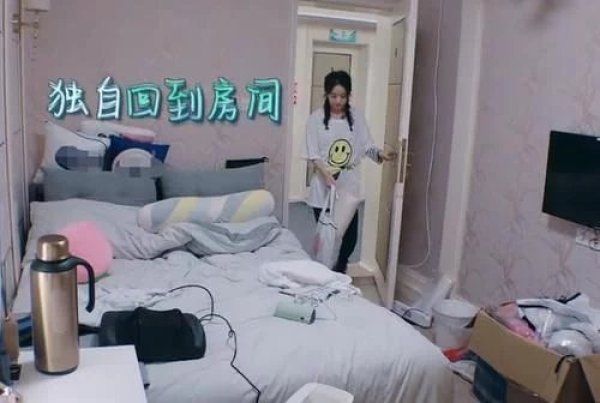  疑似|赵丽颖吃不下饭，疑似拿纸巾抹泪，谁注意到李浩菲做了啥？