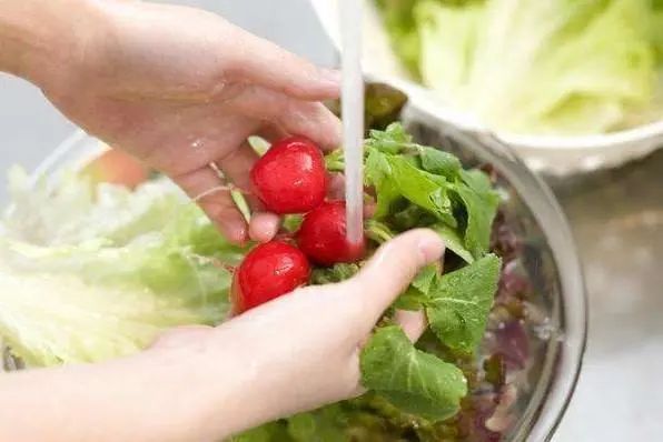  地方|小苏打在家里多备一点，很多地方能用上，洗瓜果蔬菜更干净了