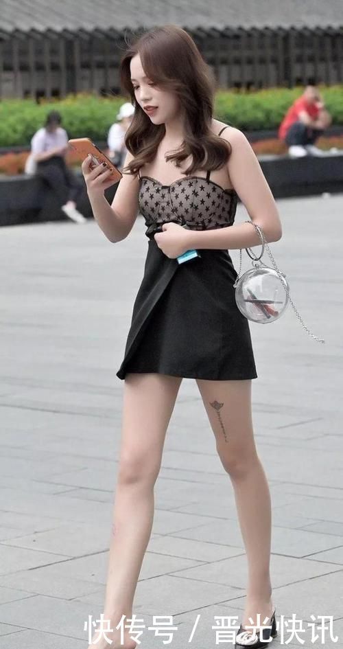时尚|潮范儿美搭显然,穿抹胸的小姐姐胜穿吊带的小姐姐一筹