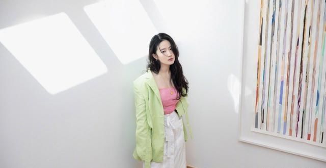  近日|近日刘亦菲微博更图：红配绿搭配，大俗大雅，我想起寿桃了