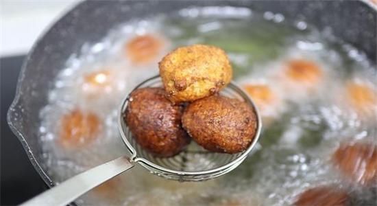  味料|不加淀粉不放馒头如何做丸子？放入这味料，丸子金黄酥香还解馋