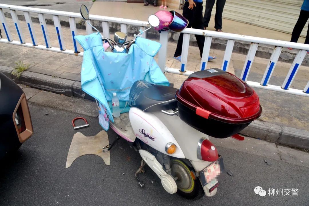  小型新能源|柳州67岁老人驾驶小E突然失控，一路冲撞！其称“车辆停不下来”