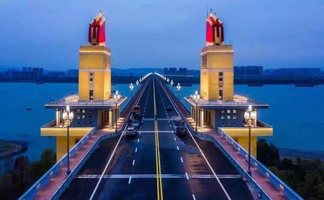 世界|大桥刚建成,为证明质量好,120辆坦克开过却出现12道裂痕