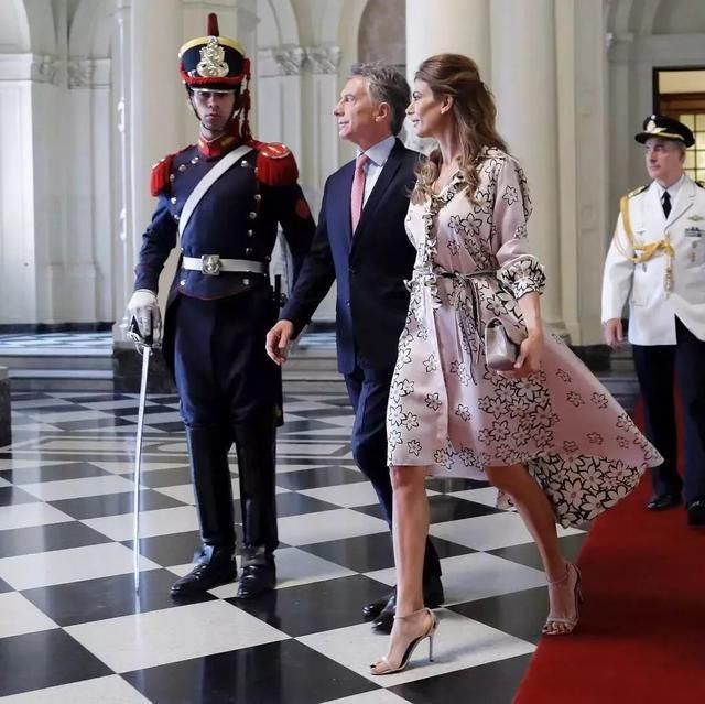  看起来|阿根廷第一夫人三婚带娃嫁总统，遭特朗普贴面吻，颜值压布里吉特