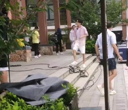  中餐厅|王俊凯录制《中餐厅》穿短裤，看到他露出的腿，快比上我胳膊了