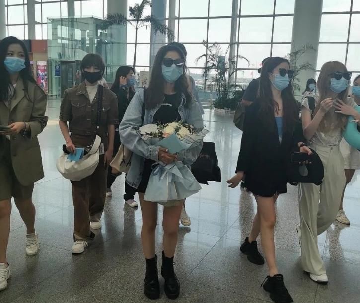  受宠|硬糖少女303入住新家比拼人缘：王艺瑾、刘些宁受宠，希林不服气