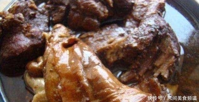 辣椒油|60岁大爷城里卖面,十元一碗,一天能卖300多碗,顾客排队购