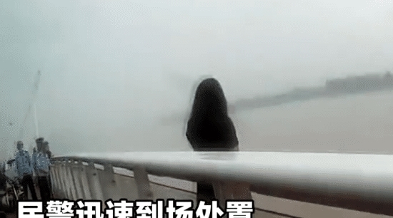  解救|年轻女子欲跳河，民警手速超快，一把抓住头发解救女子