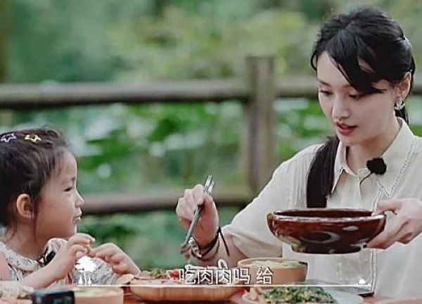  弄巧成拙|奇妙小森林：谢可寅为艾玛夹菜，特意把筷子反过来拿，不料弄巧成拙