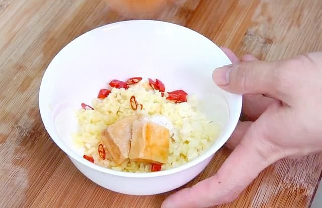  做法|爱吃豇豆的一定要收藏，学会这种懒人特色做法，一大盘不够吃