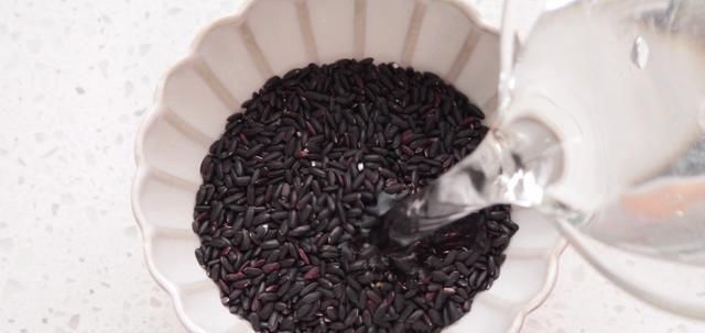  功效|黑米搭配这3样食材煮粥，不仅软烂浓稠，而且营养更丰富