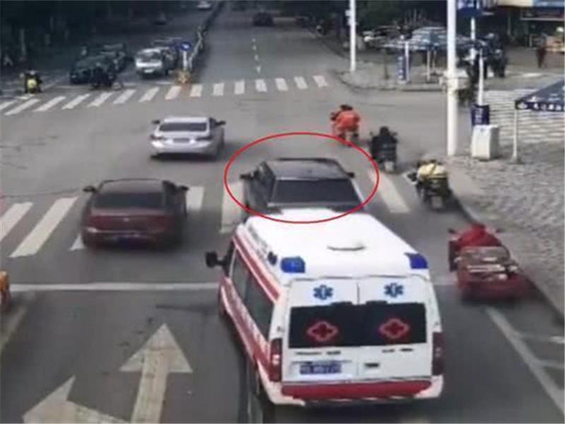 交警|路虎挡住救护车被罚200扣3分,车主一脸委屈:不闯红灯也有错?