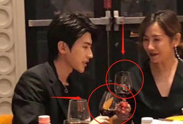  尽显|《青2》庆功宴，蔡徐坤与工作人员喝酒，学员们的饮品却尽显分寸