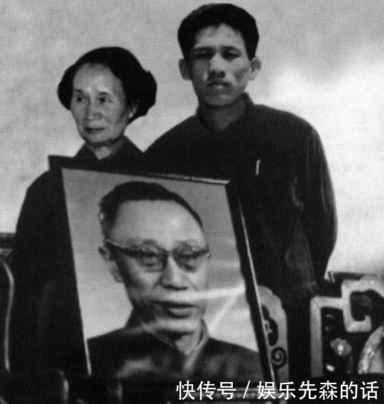 李淑贤和溥仪|溥仪最后一任妻子李淑贤:直言溥仪离不开她,图9抱着溥仪的骨灰