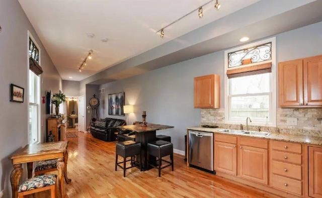  房爆|闪瞎眼：宽度不到1米的纸片房爆红全网！网友：真的能住人？