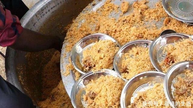 街头|印度街头的人气小吃,当地人吃得津津有味,网友看着就倒胃口!