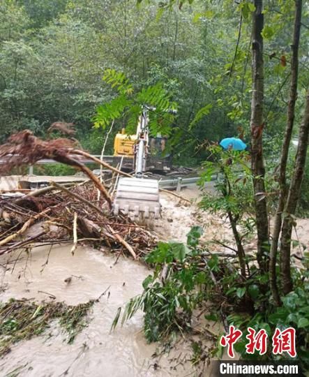 白什乡|四川北川遭暴雨袭击道路中断 紧急转移受灾群众